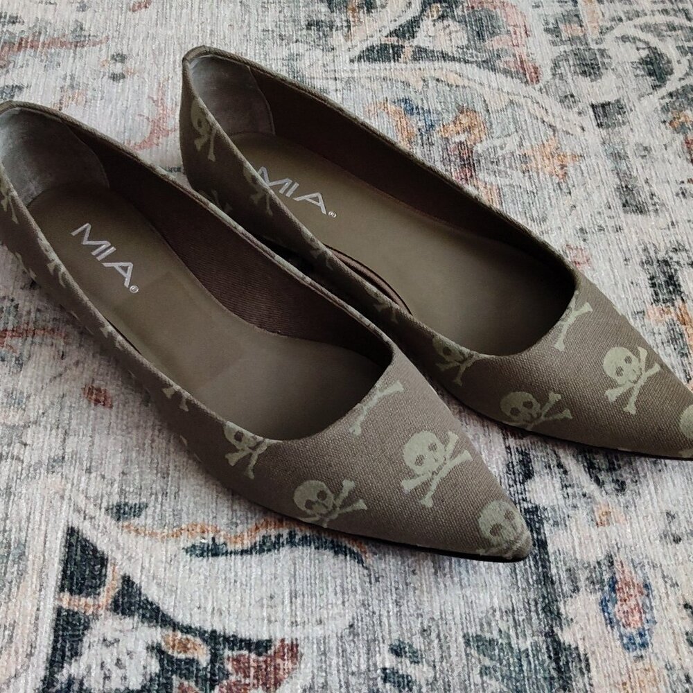 MIA Courtney Flats SZ 10, Never Used Green Color w/Skull & Crossbones Design